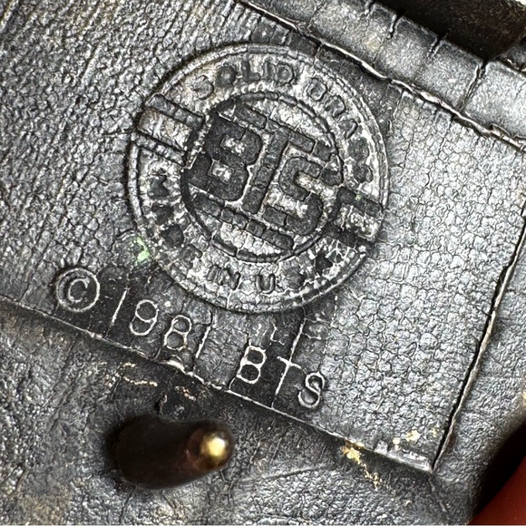 Vɪɴᴛᴀɢᴇ BTS 1981 Sᴏʟɪᴅ Bʀᴀss Oᴠᴀʟ Bᴇʟᴛ Bᴜᴄᴋʟᴇ ᴡɪᴛʜ Cʟᴏᴠᴇʀʟᴇᴀꜰ Pᴀɪsʟᴇʏ Dᴇsɪɢɴ - Picture 6 of 11